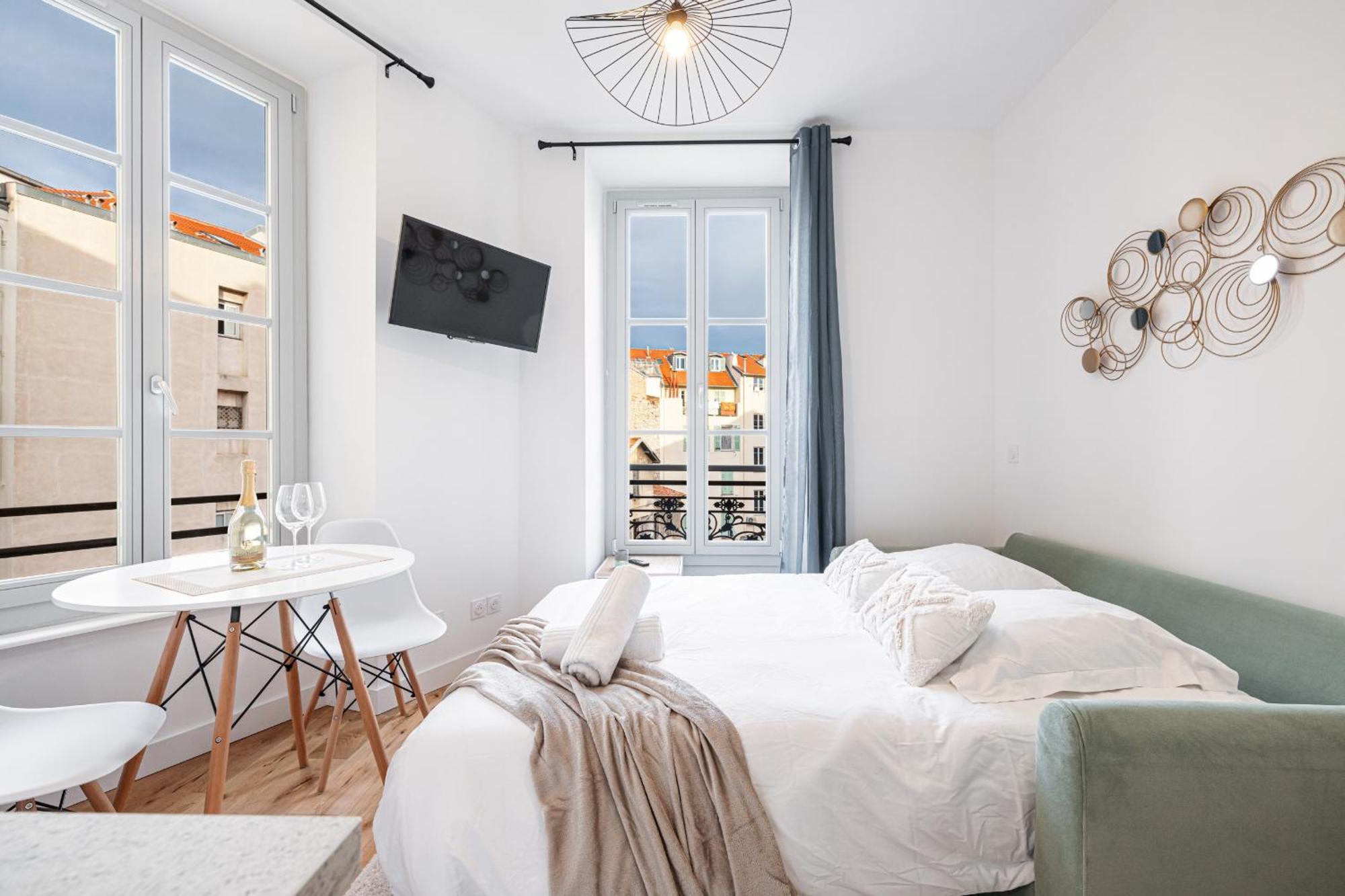 Charming Center 302 Apartment
